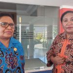 Ketua KPU Provinsi Papua Diana Simbiak (kanan)