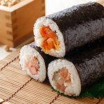 ilustrasi sushi menggunakan rumput laut