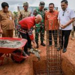 Menteri Teten Masduki saat peletakan batu pertama pembangunan pabrik minyak goreng