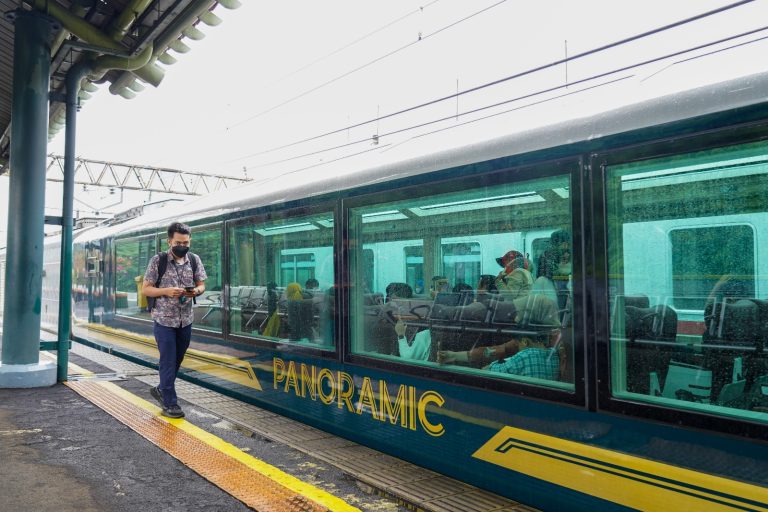 KA Panoramic Layani Pelanggan Keberangkatan Stasiun Surabaya Gubeng – Bandung 
