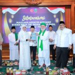 Kunjungan Silaturahmi ke Grahadi, Ulama Besar Syeikh Fadhil ‘Angkat’ Gubernur Khofifah Saudara Dunia Akhirat dan Hadiahkan 6 Jilid Kitab Tafsir