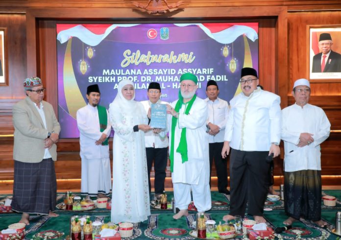Kunjungan Silaturahmi ke Grahadi, Ulama Besar Syeikh Fadhil ‘Angkat’ Gubernur Khofifah Saudara Dunia Akhirat dan Hadiahkan 6 Jilid Kitab Tafsir