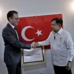 Ketua Umum PMI Jusuf Kalla saat menyerahkan bantuan Duta Besar Turki untuk Indonesia yang diwakili Ömer Orhun Çelikol (10/2/2023).