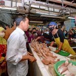Presiden Jokowi Cek Harga Bahan Pangan di Pasar Wonokromo.
