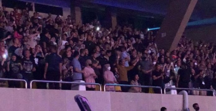 Moment Jokowi dan Keluarga Nonton Konser Dewa 19 di Medan, Ikuti Nyanyi Bersama