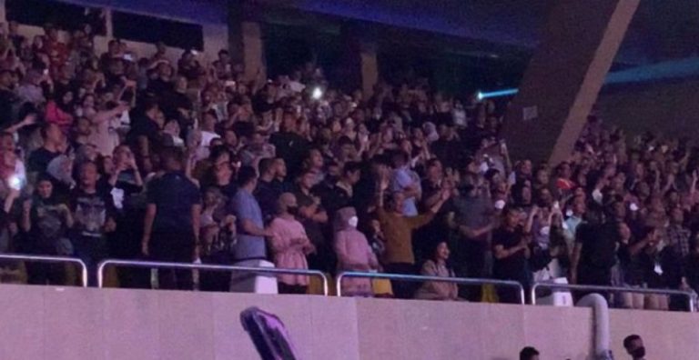 Moment Jokowi dan Keluarga Nonton Konser Dewa 19 di Medan, Ikuti Nyanyi Bersama