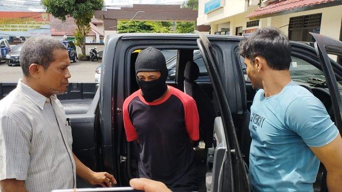 Roby Hitipeuw, terdakwa kekerasan seksual terhadap lima anak kandung dan dua cucunya yang berusia di bawah lima tahun.