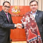 Menteri Perhubungan Budi Karya Sumadi dan Menteri Transportasi Malaysia Loke Siew Fook.