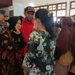 Mensos RI Tri Rismaharini, saat berbincang dengan keluarga korban di Kantor BBPPKS Regional VI Jayapura, Selasa (14/2/2023).