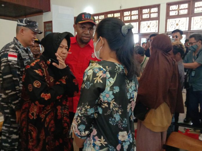 Mensos RI Tri Rismaharini, saat berbincang dengan keluarga korban di Kantor BBPPKS Regional VI Jayapura, Selasa (14/2/2023).