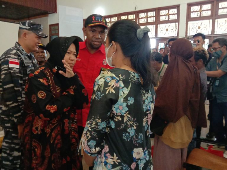 Mensos RI Tri Rismaharini, saat berbincang dengan keluarga korban di Kantor BBPPKS Regional VI Jayapura, Selasa (14/2/2023).
