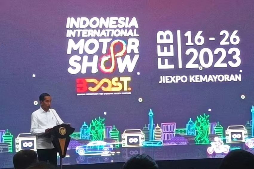 Presiden Jokowi saat menghadiri Indonesia International Motor Show (IIMS) Tahun 2023 di JIExpo, Kemayoran, Jakarta Pusat (16/2/2023).