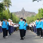 Ibu Iriana Joko Widodo dan Ibu Wury Ma’ruf Amin, serta para anggota OASE KIM mengawali pagi dengan melakukan senam sehat bersama para siswa di Kawasan Candi Borobudur (01/02/2023) (Foto: Lukas – Biro Pers Sekretariat Presiden)