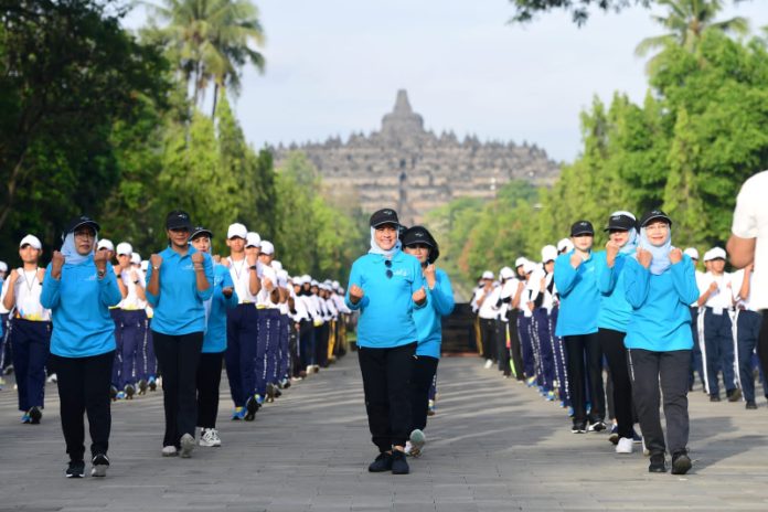 Ibu Iriana Joko Widodo dan Ibu Wury Ma'ruf Amin, serta para anggota OASE KIM mengawali pagi dengan melakukan senam sehat bersama para siswa di Kawasan Candi Borobudur (01/02/2023) (Foto: Lukas - Biro Pers Sekretariat Presiden)