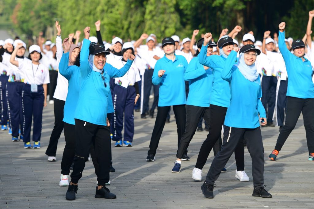 Ibu Iriana Joko Widodo dan Ibu Wury Ma'ruf Amin, serta para anggota OASE KIM mengawali pagi dengan melakukan senam sehat bersama para siswa di Kawasan Candi Borobudur (01/02/2023) (Foto: Lukas - Biro Pers Sekretariat Presiden)