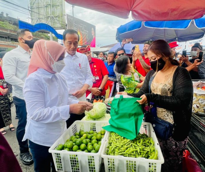 Presiden Jokowi dan Ibu Iriana tinjau Pasar Baturiti, Tabanan, Bali (02/02/2023) Foto: Laily Rachev - Biro Pers Sekretariat Presiden)