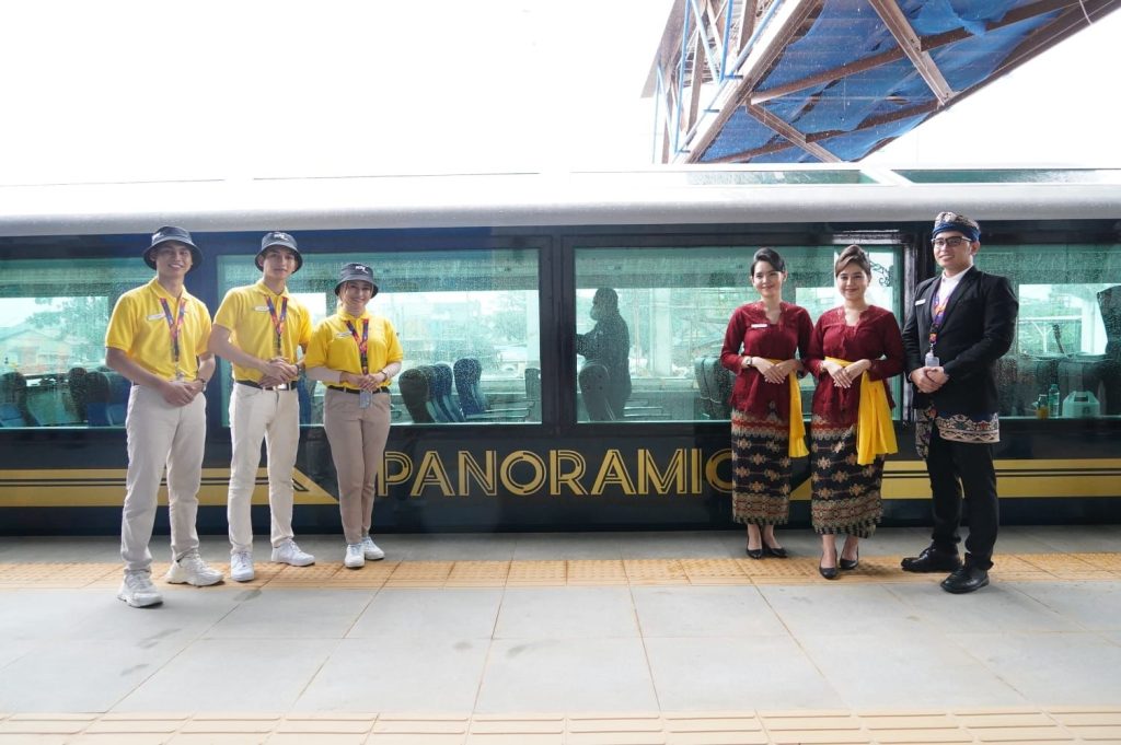 KA Panoramic Layani Pelanggan Keberangkatan Stasiun Surabaya Gubeng - Bandung