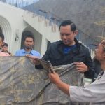 AHY melihat produk UMKM anak muda di Kota Batu (8/2/2023).