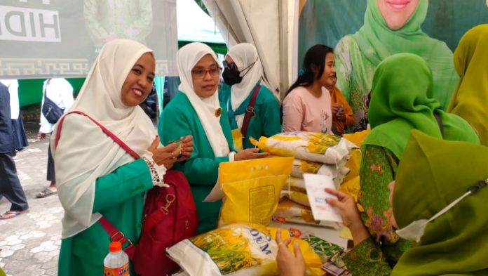 Meriahkan Puncak Satu Abad NU, Muslimat NU dan Pemprov Jatim Gelar Operasi Beras Murah