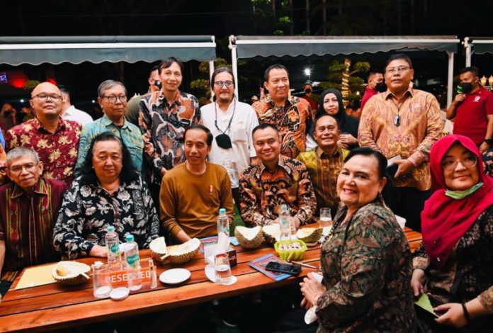 Presiden Jokowi dan Ibu Iriana Joko Widodo menikmati durian bersama sejumlah pemimpin redaksi (pemred) media nasional dan media lokal Sumatra Utara. Momen tersebut terjadi di Si Bolang Durian, Kota Medan, Sumatra Utara (8/2/2023) (Foto: Laily Rachev - Biro Pers Sekretariat Presiden)