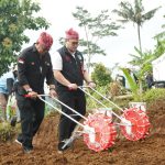 Mentan Syahrul Yasin Limpo (SYL) dan Bupati Kediri Hanindhito Himawan Pramana menanam kelapa genjah.