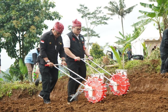 Mentan Syahrul Yasin Limpo (SYL) dan Bupati Kediri Hanindhito Himawan Pramana menanam kelapa genjah.