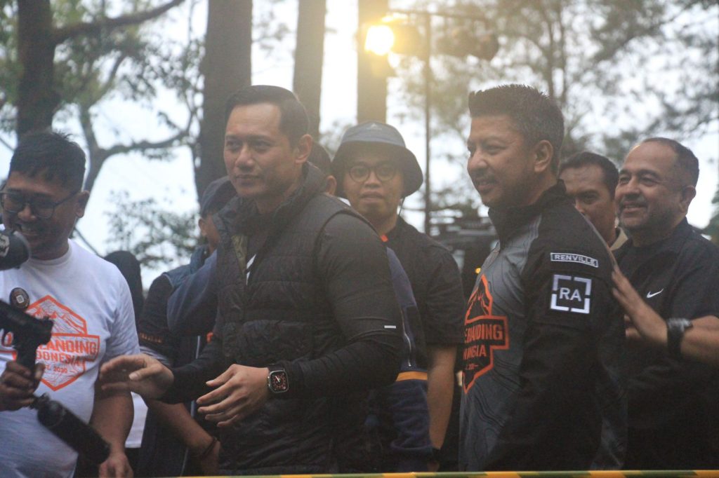 AHY menikmati keindahan alam di kawasan Coban Rondo, Kecamatan Pujon, Kabupaten Malang, Jawa Timur (9/2/2023).