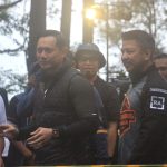 AHY menikmati keindahan alam di kawasan Coban Rondo, Kecamatan Pujon, Kabupaten Malang, Jawa Timur (9/2/2023).