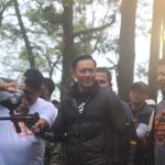 AHY menikmati keindahan alam di kawasan Coban Rondo, Kecamatan Pujon, Kabupaten Malang, Jawa Timur (9/2/2023).