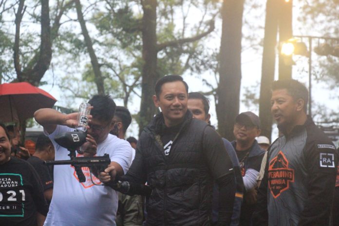 AHY menikmati keindahan alam di kawasan Coban Rondo, Kecamatan Pujon, Kabupaten Malang, Jawa Timur (9/2/2023).