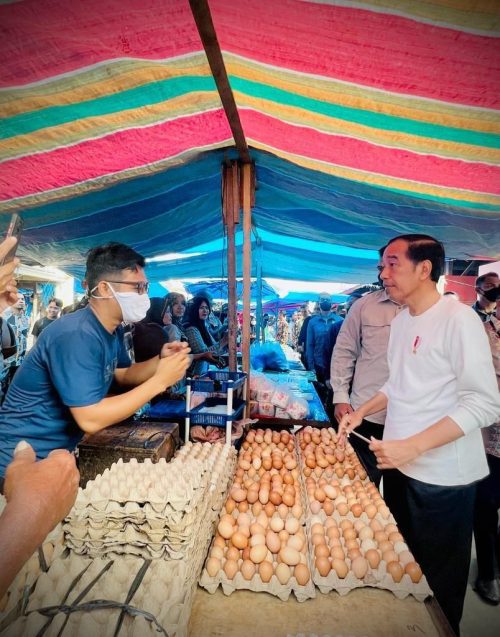 Presiden Joko Widodo kunjungi Pasar Batuphat Timur, Kota Lhokseumawe, Provinsi Aceh (10/2/2023) (Foto: Laily Rachev - Biro Pers Sekretariat Presiden)