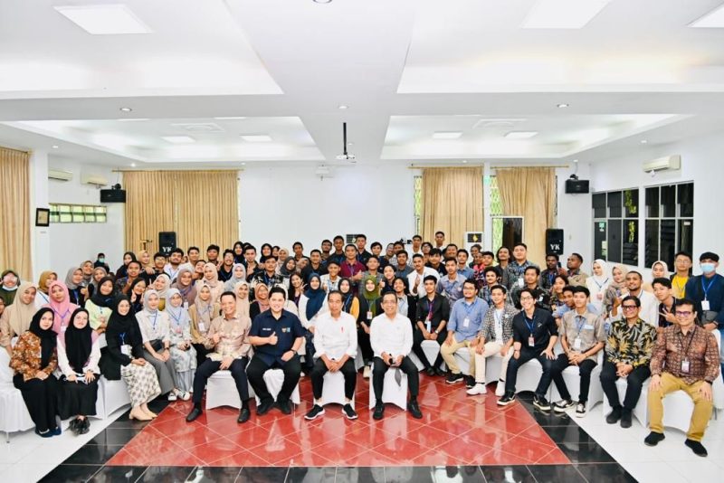 Presiden Joko Widodo bertemu dengan sejumlah anak muda Aceh di Gedung Pertemuan PT Pupuk Iskandar Muda, Kabupaten Aceh Utara, Provinsi Aceh (10/02/2023) (Foto: Laily Rachev - Biro Pers Sekretariat Presiden)