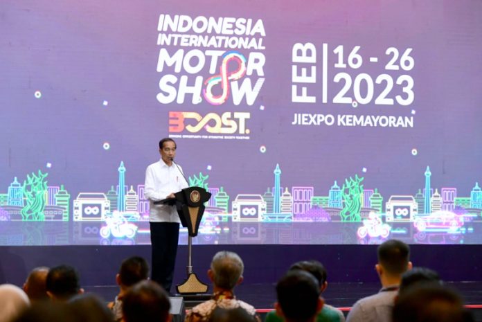 Presiden Joko Widodo secara resmi membuka pameran otomotif Indonesia International Motor Show atau IIMS 2023, yang digelar di JIExpo Kemayoran, Jakarta (16/2/2023).
