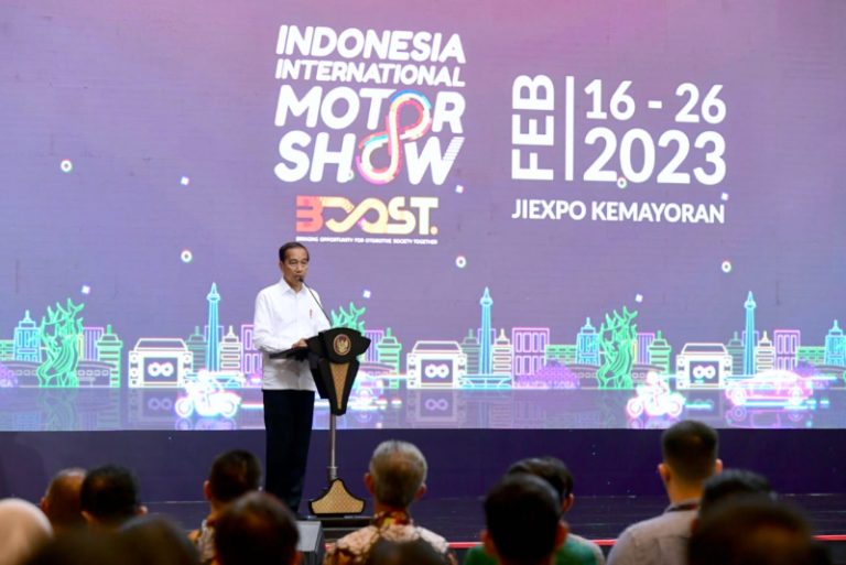 Presiden Joko Widodo secara resmi membuka pameran otomotif Indonesia International Motor Show atau IIMS 2023, yang digelar di JIExpo Kemayoran, Jakarta (16/2/2023).