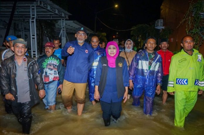 Gubernur Khofifah Gercep Tinjau Lokasi Terdampak Banjir Akibat Tanggul Jebol di Gresik 