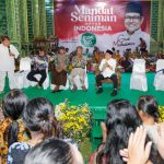 Gus Muhaimin menanggapi aspirasi para seniman dan budayawan lokal se-Jatim di sela penyerahan Mandat Seniman untuk Indonesia ”Budal Gus” di Padepokan Seni Kirun, Madiun (22/2/2023).