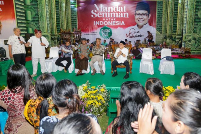 Gus Muhaimin menanggapi aspirasi para seniman dan budayawan lokal se-Jatim di sela penyerahan Mandat Seniman untuk Indonesia ”Budal Gus” di Padepokan Seni Kirun, Madiun (22/2/2023).