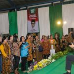 Gus Muhaimin menanggapi aspirasi para seniman dan budayawan lokal se-Jatim di sela penyerahan Mandat Seniman untuk Indonesia ”Budal Gus” di Padepokan Seni Kirun, Madiun (22/2/2023).