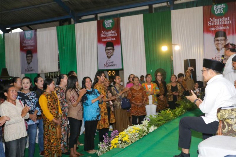 Gus Muhaimin menanggapi aspirasi para seniman dan budayawan lokal se-Jatim di sela penyerahan Mandat Seniman untuk Indonesia ”Budal Gus” di Padepokan Seni Kirun, Madiun (22/2/2023).