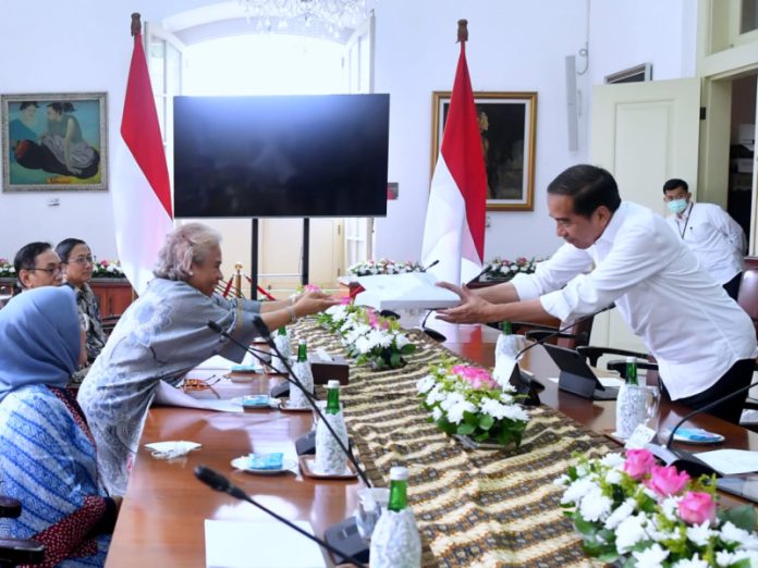 Presiden Joko Widodo menerima panitia seleksi (pansel) pemilihan calon anggota KPPU atau Komisi Pengawas Persaingan Usaha masa jabatan tahun 2023-2028 di Istana Kepresidenan Bogor, Kota Bogor, Provinsi Jawa Barat (27/2/2023) (Foto: Rusman - Biro Pers Sekretariat Presiden)
