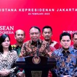 Menpora Zainudin Amali didampingi Ketua Umum PSSI, Erick Thohir dan Exco PSSI saat memberikan keterangan usai audiensi dengan Presiden Jokowi.