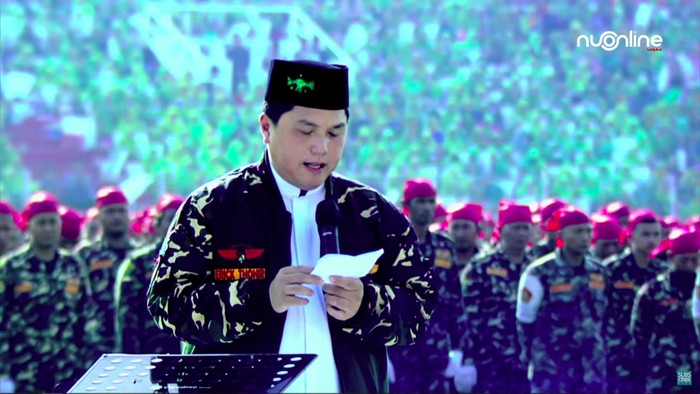 Erick Thohir pakai baju Banser di acara puncak Peringatan 1 Abad Nahdlatul Ulama, di Sidoarjo, Selasa (7/2/2023)