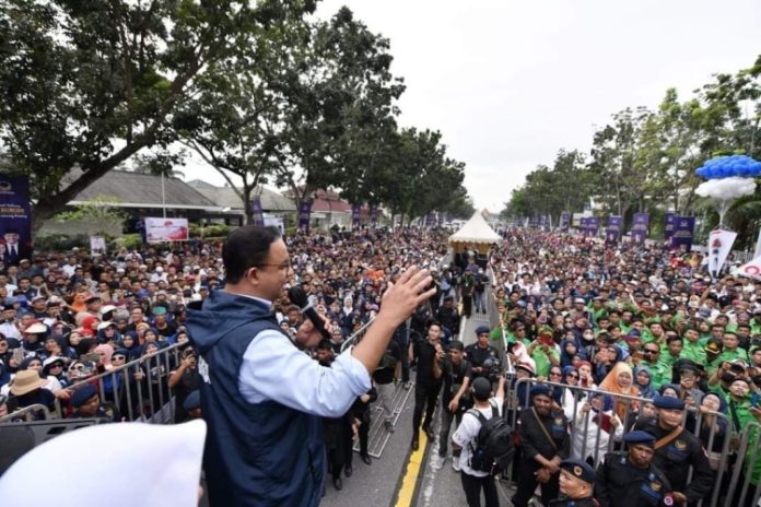 Bakal calon presiden 2024 Anies Baswedan saat safari politik.