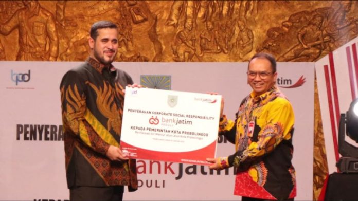 Direktur Keuangan, Tresuri & Global Service Bank Jatim Edi Masrianto memberikan CSR secara simbolis kepada Walikota Probolinggo Habib Hadi Zainal Abidin