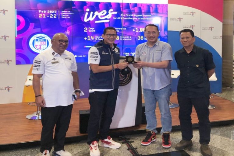 Menparekraf Sandiaga Uno (kedua kiri) dalam acara IVES 2023 di Gedung Sapta Pesona.