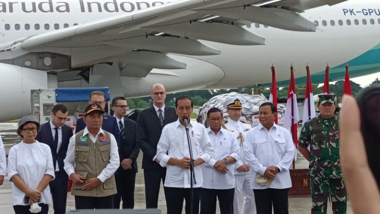 Jokowi Lepas Pengiriman 140 Ton Bantuan Kemanusiaan untuk Korban Gempa Turki-Suriah