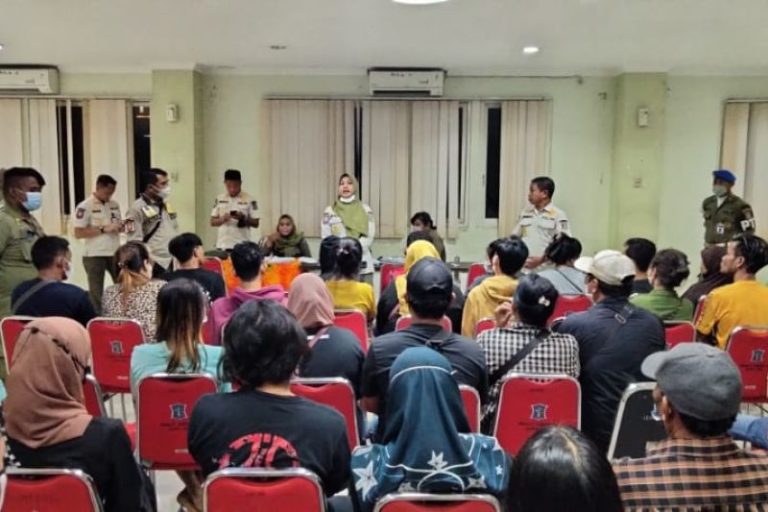 Puluhan pasangan yang terjaring razia di hotel saat Hari Valentine dibawa di Kantor Satpol PP Surabaya.