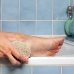 mencuci kaki saat mandi