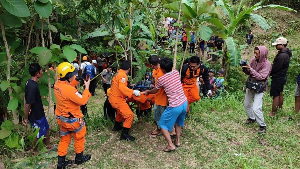 Proses evakuasi jenasah mahasiswa UNS di Luweng Braholo, Kapanewon Tepus, Gunungkidul. Minggu (26/3/2023)