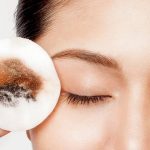 ilustrasi membersihkan makeup